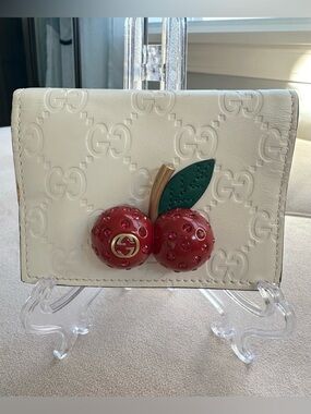 Gucci Signature Cherry Leather Compact Wallet - Authentic - White - New w/ Flaws
